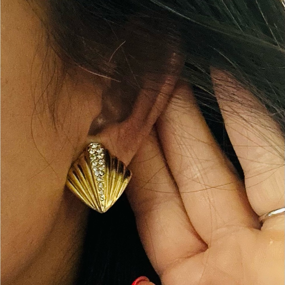 Elegant Gold Shell Earrings with Crystals